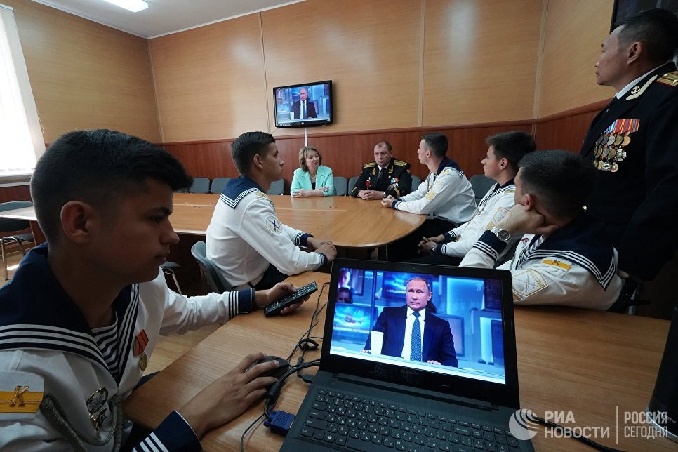 Курсанты и преподаватели Кадетского морского корпуса имени Андрея Первозванного в Калининграде смотрят трансляцию прямой линии с президентом России Владимиром Путиным. 7 июня 2018