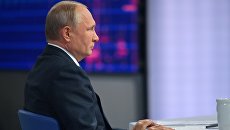 Президент РФ Владимир Путин отвечает на вопросы россиян во время ежегодной специальной программы Прямая линия с Владимиром Путиным. 7 июня 2018 Президент РФ Владимир Путин отвечает на вопросы россиян во время ежегодной специальной программы Прямая линия с Владимиром Путиным. 7 июня 2018
