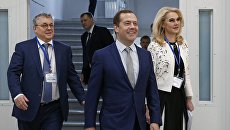 Председатель правительства РФ Дмитрий Медведев, зампред Татьяна Голикова и ректор НИУ ВШЭ Ярослав Кузьминов перед началом пленарного заседания конференции Государство и благотворители: вместе к общей цели. 8 июня 2018 Председатель правительства РФ Дмитрий Медведев, зампред Татьяна Голикова и ректор НИУ ВШЭ Ярослав Кузьминов перед началом пленарного заседания конференции Государство и благотворители: вместе к общей цели. 8 июня 2018