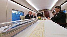 Президент РФ Владимир Путин и председатель КНР Си Цзиньпин едут на электропоезде в Тяньцзинь. 8 июня 2018 Президент РФ Владимир Путин и председатель КНР Си Цзиньпин едут на электропоезде в Тяньцзинь. 8 июня 2018