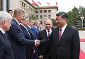 Президент РФ Владимир Путин и председатель КНР Си Цзиньпин (справа) во время встречи в Пекине. Второй слева: заместитель руководителя администрации президента РФ – пресс-секретарь президента РФ Дмитрий Песков Президент РФ Владимир Путин и председатель КНР Си Цзиньпин (справа) во время встречи в Пекине. Второй слева: заместитель руководителя администрации президента РФ – пресс-секретарь президента РФ Дмитрий Песков