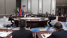Владимир Путин во время встречи с председателем КНР Си Цзиньпинем и президентом Монголии Халтмаагийном Баттулгой на полях саммита ШОС. 9 июня 2018 Владимир Путин во время встречи с председателем КНР Си Цзиньпинем и президентом Монголии Халтмаагийном Баттулгой на полях саммита ШОС. 9 июня 2018