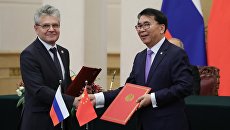 Президент Российской академии наук Александр Сергеев и президент Китайской академии наук Бай Чуньли на церемонии подписания совместных документов по итогам российско-китайских переговоров в Пекине Президент Российской академии наук Александр Сергеев и президент Китайской академии наук Бай Чуньли на церемонии подписания совместных документов по итогам российско-китайских переговоров в Пекине