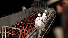 Экипаж судна Aquarius оказывает помощь нелегальным мигрантам в Средиземном море. 10 июня 2018 Экипаж судна Aquarius оказывает помощь нелегальным мигрантам в Средиземном море. 10 июня 2018