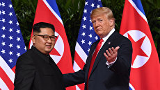 Президент США Дональд Трамп и лидер КНДР Ким Чен Ын Во время встречи в Сингапуре. Архивное фото Президент США Дональд Трамп и лидер КНДР Ким Чен Ын Во время встречи в Сингапуре. Архивное фото