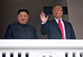 Президент США Дональд Трамп и лидер КНДР Ким Чен Ын на балконе отеля Капелла в Сингапуре. 12 июня 2018 Президент США Дональд Трамп и лидер КНДР Ким Чен Ын на балконе отеля Капелла в Сингапуре. 12 июня 2018