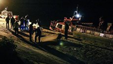 Сотрудники МЧС на берегу реки Волги возле острова Голодный рядом с Волгоградом. 12 июня 2018 Сотрудники МЧС на берегу реки Волги возле острова Голодный рядом с Волгоградом. 12 июня 2018