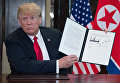 Президент США Дональд Трамп с подписанным совместно с лидером КНДР Ким Чен Ыном документом по итогам встречи в Сингапуре. 12 июня 2018 Президент США Дональд Трамп с подписанным совместно с лидером КНДР Ким Чен Ыном документом по итогам встречи в Сингапуре. 12 июня 2018