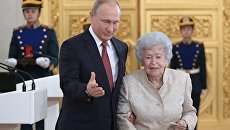 Президент РФ Владимир Путин и президент Государственного музея изобразительных искусств имени А.С.Пушкина Ирина Антонова, удостоенная Государственной премии. 12 июня 2018 Президент РФ Владимир Путин и президент Государственного музея изобразительных искусств имени А.С.Пушкина Ирина Антонова, удостоенная Государственной премии. 12 июня 2018