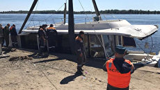 Катамаран, потерпевший крушение в Волгограде Катамаран, потерпевший крушение в Волгограде