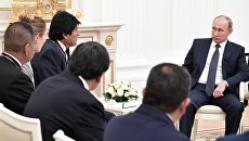 Владимир Путин и президент Боливии Эво Моралес во время встречи. 13 июня 2018 Владимир Путин и президент Боливии Эво Моралес во время встречи. 13 июня 2018