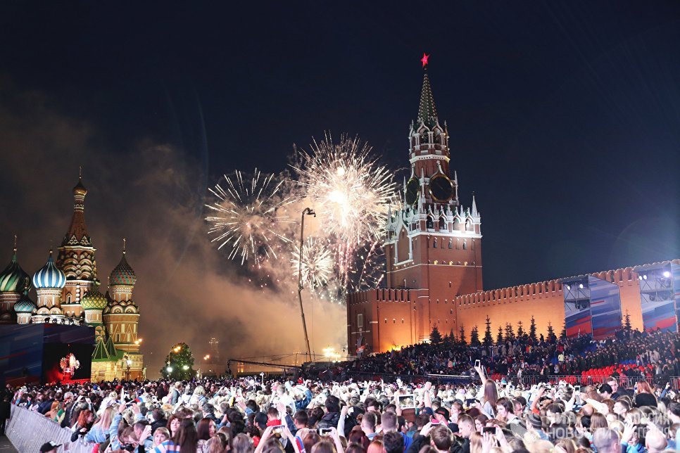 Новые праздники москвы. Праздник на красной ПЛОЗАД. Красная площадь праздник. Москва красная площадь салют. Новогодний концерт на красной площади.