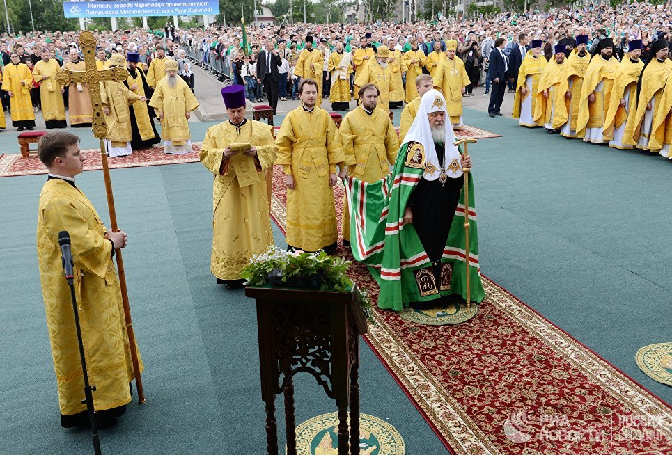 Патриарх Московский и Всея Руси Кирилл (в центре) во время божественной литургии на соборной площади города Череповца в рамках Первосвятительского визита в Вологодскую митрополию Патриарх Московский и Всея Руси Кирилл (в центре) во время божественной литургии на соборной площади города Череповца в рамках Первосвятительского визита в Вологодскую митрополию
