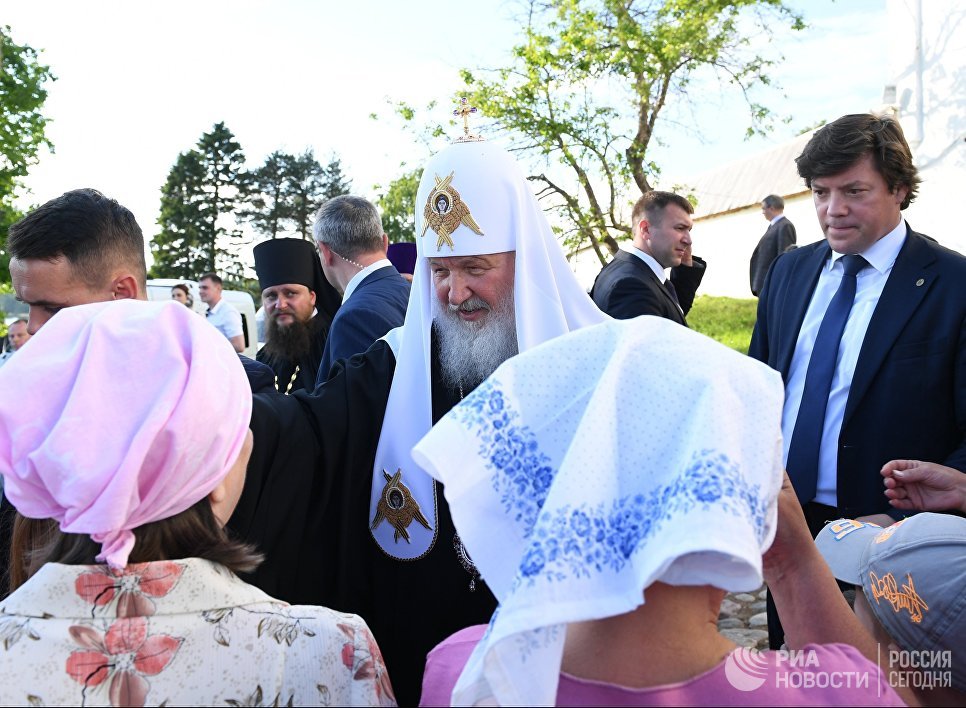 Патриарх Московский и Всея Руси Кирилл общается с прихожанами во время посещения Ферапонтова Белозерского монастыря в рамках Первосвятительского визита в Вологодскую митрополию Патриарх Московский и Всея Руси Кирилл общается с прихожанами во время посещения Ферапонтова Белозерского монастыря в рамках Первосвятительского визита в Вологодскую митрополию