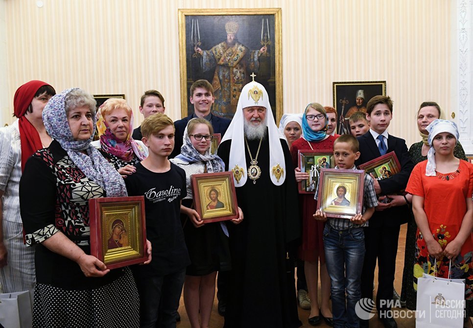 Патриарх Московский и Всея Руси Кирилл встретился с приемными детьми и их родителями по социальному проекту Хочу в семью в ходе визита в Вологодскую митрополию Патриарх Московский и Всея Руси Кирилл встретился с приемными детьми и их родителями по социальному проекту Хочу в семью в ходе визита в Вологодскую митрополию