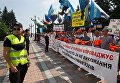 Шахтеры на акции протеста у здания Рады Украины в Киеве. 19 июня 2018 Шахтеры на акции протеста у здания Рады Украины в Киеве. 19 июня 2018