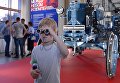 Посетители на выставке Между небом и землей на ВДНХ в Москве. 20 июня 2018 Посетители на выставке Между небом и землей на ВДНХ в Москве. 20 июня 2018