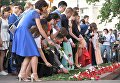Выпускники российских школ возлагают цветы к Могиле Неизвестного солдата в Александровском саду перед началом церемонии вручения VIII Всероссийской премии Выпускник-2018 в Москве Выпускники российских школ возлагают цветы к Могиле Неизвестного солдата в Александровском саду перед началом церемонии вручения VIII Всероссийской премии Выпускник-2018 в Москве
