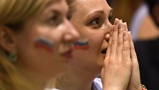 Болельщицы во время просмотра трансляции матча группового этапа чемпионата мира по футболу между сборными Уругваем и России. Архивное фото Болельщицы во время просмотра трансляции матча группового этапа чемпионата мира по футболу между сборными Уругваем и России. Архивное фото