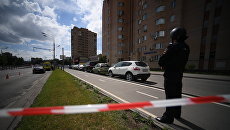 Оцепление магазина Дикси на улице Большая Академическая в Москве, где неизвестный незаконно удерживает работника магазина. 1 июля 2018 Оцепление магазина Дикси на улице Большая Академическая в Москве, где неизвестный незаконно удерживает работника магазина. 1 июля 2018
