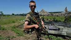 Украинский военный на позиции у линии разграничения в Донбассе. Архивное фото Украинский военный на позиции у линии разграничения в Донбассе. Архивное фото