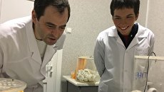 Руслан Салимгареев (справа) на факультете биоинженерии и биоинформатики МГУ имени М. В. Ломоносова Руслан Салимгареев (справа) на факультете биоинженерии и биоинформатики МГУ имени М. В. Ломоносова