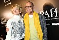 Режиссер Андрей Кончаловский и его супруга актриса Юлия Высоцкая на премьере фильма Рай в Москве Режиссер Андрей Кончаловский и его супруга актриса Юлия Высоцкая на премьере фильма Рай в Москве
