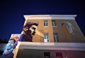 Граффити с изображением Луки Модрича, Лионеля Месси и Криштиану Роналду на стенах домов во внутреннем дворе гостиницы Рамада в Казани Граффити с изображением Луки Модрича, Лионеля Месси и Криштиану Роналду на стенах домов во внутреннем дворе гостиницы Рамада в Казани