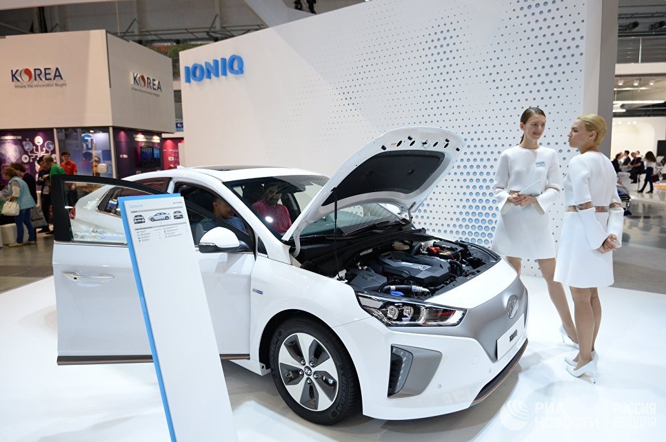 Компания Hyundai Motor представила новую модель электрокара Hyundai Ioniq на 9-й Международной промышленной выставки ИННОПРОМ-2018 в международном выставочном центре Екатеринбург-ЭКСПО Компания Hyundai Motor представила новую модель электрокара Hyundai Ioniq на 9-й Международной промышленной выставки ИННОПРОМ-2018 в международном выставочном центре Екатеринбург-ЭКСПО