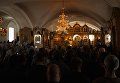 Верующие во время вечерней службы в Спасо-Преображенском соборе в день празднования памяти преподобных Сергия и Германа Валаамских Верующие во время вечерней службы в Спасо-Преображенском соборе в день празднования памяти преподобных Сергия и Германа Валаамских
