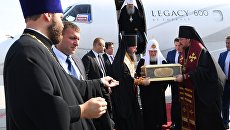 Патриарх Московский и Всея Руси Кирилл в аэропорту Екатеринбурга с ковчегом с мощами святой княгини Елизаветы Федоровны Патриарх Московский и Всея Руси Кирилл в аэропорту Екатеринбурга с ковчегом с мощами святой княгини Елизаветы Федоровны