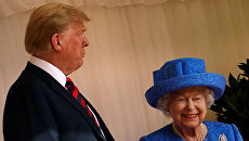Президент США Дональд Трамп с британской королевой Елизаветой II в Виндзорском замке. 13 июля 2018 Президент США Дональд Трамп с британской королевой Елизаветой II в Виндзорском замке. 13 июля 2018