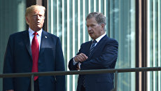 Президент США Дональд Трамп и президент Финляндии Саули Ниинистё беседуют на балконе президентского дворца в Хельсинки. 16 июля 2018 Президент США Дональд Трамп и президент Финляндии Саули Ниинистё беседуют на балконе президентского дворца в Хельсинки. 16 июля 2018