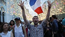 Футбольные болельщики на Никольской улице в Москве после финального матча чемпионата мира по футболу между сборными Франции и Хорватии Футбольные болельщики на Никольской улице в Москве после финального матча чемпионата мира по футболу между сборными Франции и Хорватии