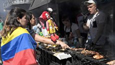 Болельщицы Чемпионата мира по футболу 2018 покупают шашлык Болельщицы Чемпионата мира по футболу 2018 покупают шашлык