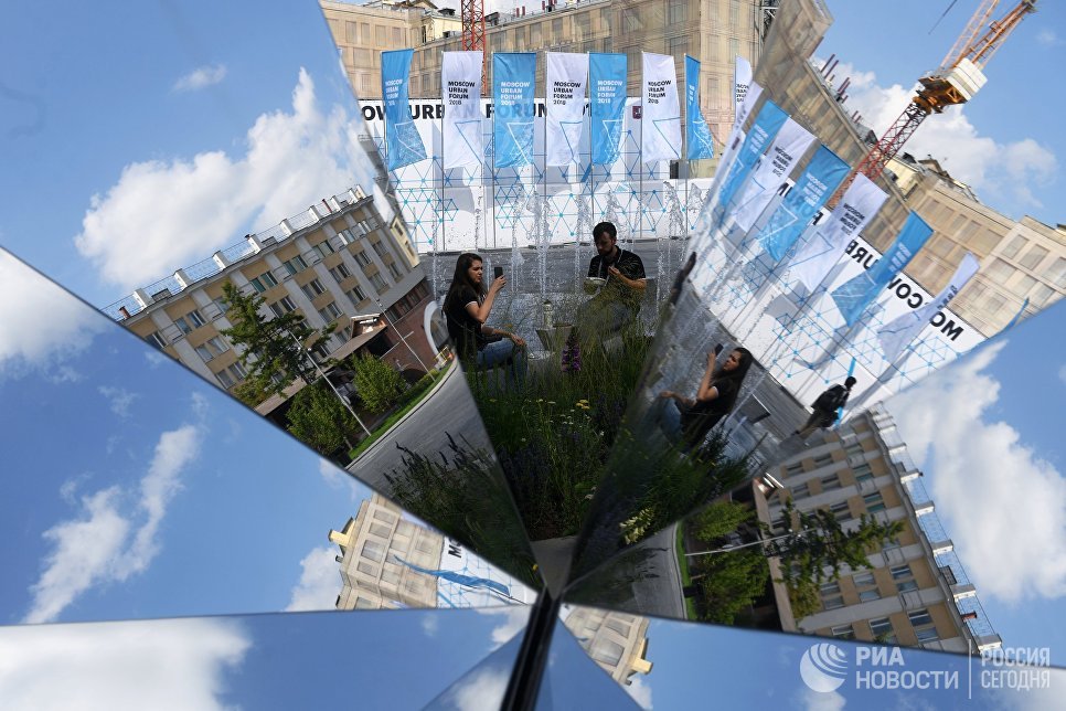 Участники Московского урбанистического форума в парке Зарядье в Москве. 17 июля 2018 Участники Московского урбанистического форума в парке Зарядье в Москве. 17 июля 2018