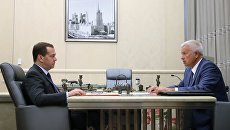 Председатель правительства РФ Дмитрий Медведев и президент ПАО Лукойл Вагит Алекперов во время встречи. 18 июля 2018 Председатель правительства РФ Дмитрий Медведев и президент ПАО Лукойл Вагит Алекперов во время встречи. 18 июля 2018