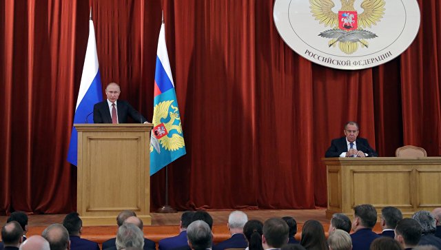 Президент РФ Владимир Путин выступает на совещании послов и постоянных представителей РФ. 19 июля 2018