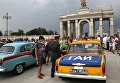 Люди рассматривают автомобили на выставке ретротехники, приуроченной к празднованию Дня московского транспорта, на ВДНХ в Москве Люди рассматривают автомобили на выставке ретротехники, приуроченной к празднованию Дня московского транспорта, на ВДНХ в Москве