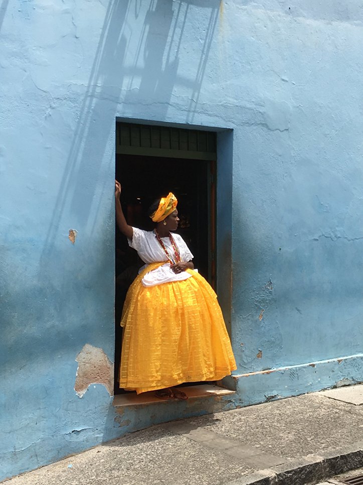 Работа фотографа Alexandre Weber Baiana in yellow and blue, завоевавшая первое место и звание Фотограф года в фотоконкурсе 2018 iPhone Photography Awards Работа фотографа Alexandre Weber Baiana in yellow and blue, завоевавшая первое место и звание Фотограф года в фотоконкурсе 2018 iPhone Photography Awards