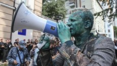 Глава Национального антикоррупционного бюро Виталий Шабунин во время митинга у здания Специализированной антикоррупционной прокуратуры в Киеве. 17 июля 2018 Глава Национального антикоррупционного бюро Виталий Шабунин во время митинга у здания Специализированной антикоррупционной прокуратуры в Киеве. 17 июля 2018