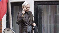 Сооснователь WikiLeaks Джулиан Ассанж на балконе здания посольства Эквадора в Лондоне. Архивное фото Сооснователь WikiLeaks Джулиан Ассанж на балконе здания посольства Эквадора в Лондоне. Архивное фото
