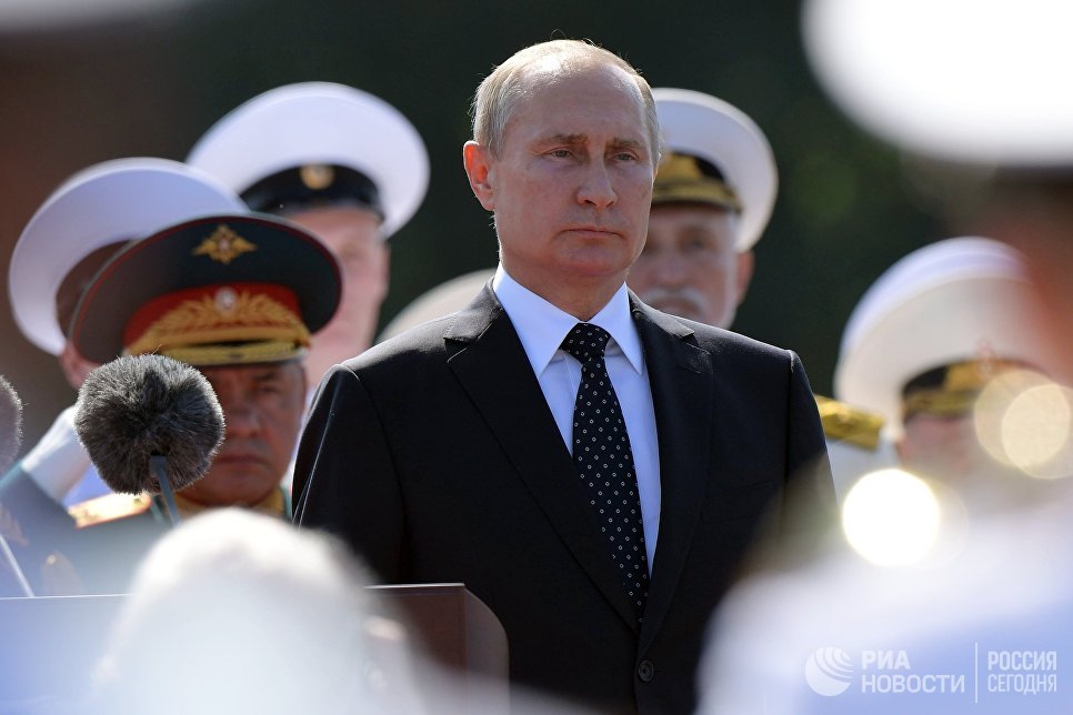 Президент России Владимир Путин на праздновании Дня ВМФ в Санкт-Петербурге. Президент России Владимир Путин на праздновании Дня ВМФ в Санкт-Петербурге.