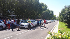 Бастующие против Uber мадридские таксисты заблокировали одну из центральных улиц города Бастующие против Uber мадридские таксисты заблокировали одну из центральных улиц города
