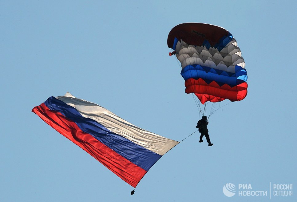 Военнослужащий Воздушно-десантных войск во время показательных выступлений на праздновании Дня ВДВ в 83-й отдельной гвардейской десантно-штурмовой бригаде в городе Уссурийске Военнослужащий Воздушно-десантных войск во время показательных выступлений на праздновании Дня ВДВ в 83-й отдельной гвардейской десантно-штурмовой бригаде в городе Уссурийске