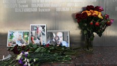 Цветы у фотографий погибших в Центральноафриканской Республике российских журналистов возле Дома журналистов в Москве Цветы у фотографий погибших в Центральноафриканской Республике российских журналистов возле Дома журналистов в Москве