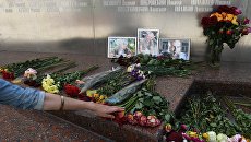 Цветы у фотографий погибших в Центральноафриканской Республике российских журналистов возле Дома журналистов в Москве Цветы у фотографий погибших в Центральноафриканской Республике российских журналистов возле Дома журналистов в Москве