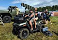 Зрители фестиваля Нашествие на выставке военной техники в поселке Большое Завидово в Тверской области Зрители фестиваля Нашествие на выставке военной техники в поселке Большое Завидово в Тверской области