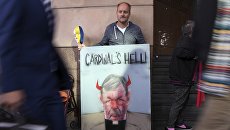 Протестующий с плакатом у здания суда в Мельбурне, где рассматривается дело в отношении кардинала Джорджа Пелла. 1 мая 2018 Протестующий с плакатом у здания суда в Мельбурне, где рассматривается дело в отношении кардинала Джорджа Пелла. 1 мая 2018