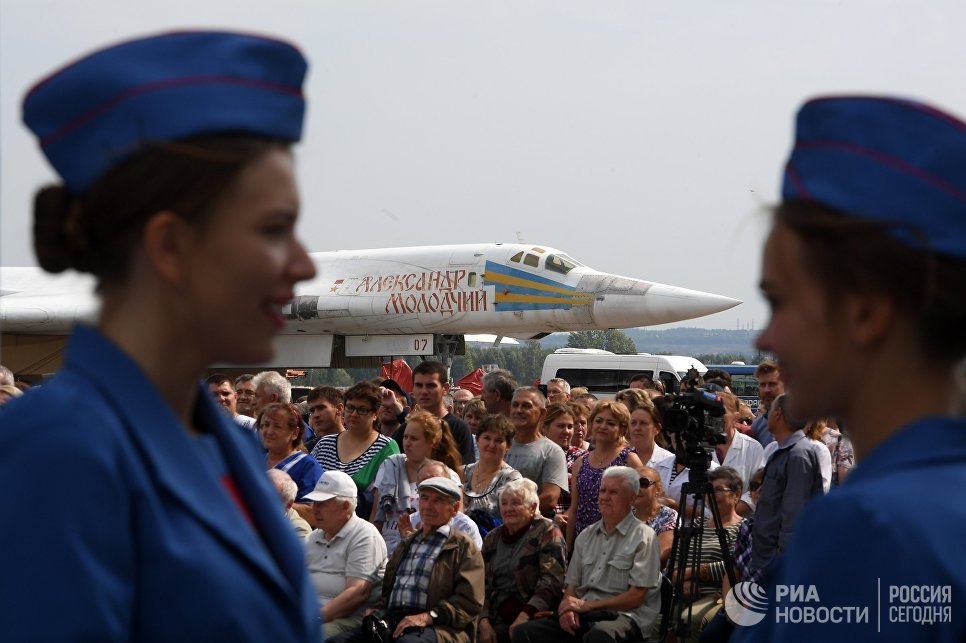 Зрители во время выкатки для наземных и летных испытаний модернизированного бомбардировщика Ту-22М3М в Казани Зрители во время выкатки для наземных и летных испытаний модернизированного бомбардировщика Ту-22М3М в Казани